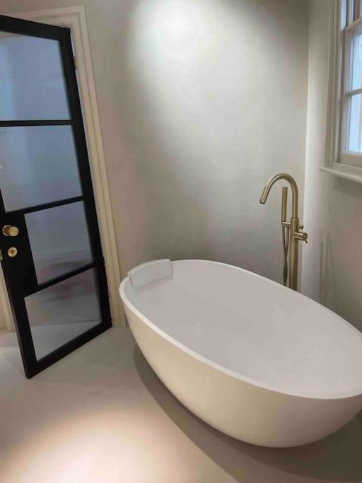 Luxury Georgian Apartment - 5 Minute Walk To Spa Bath Ngoại thất bức ảnh